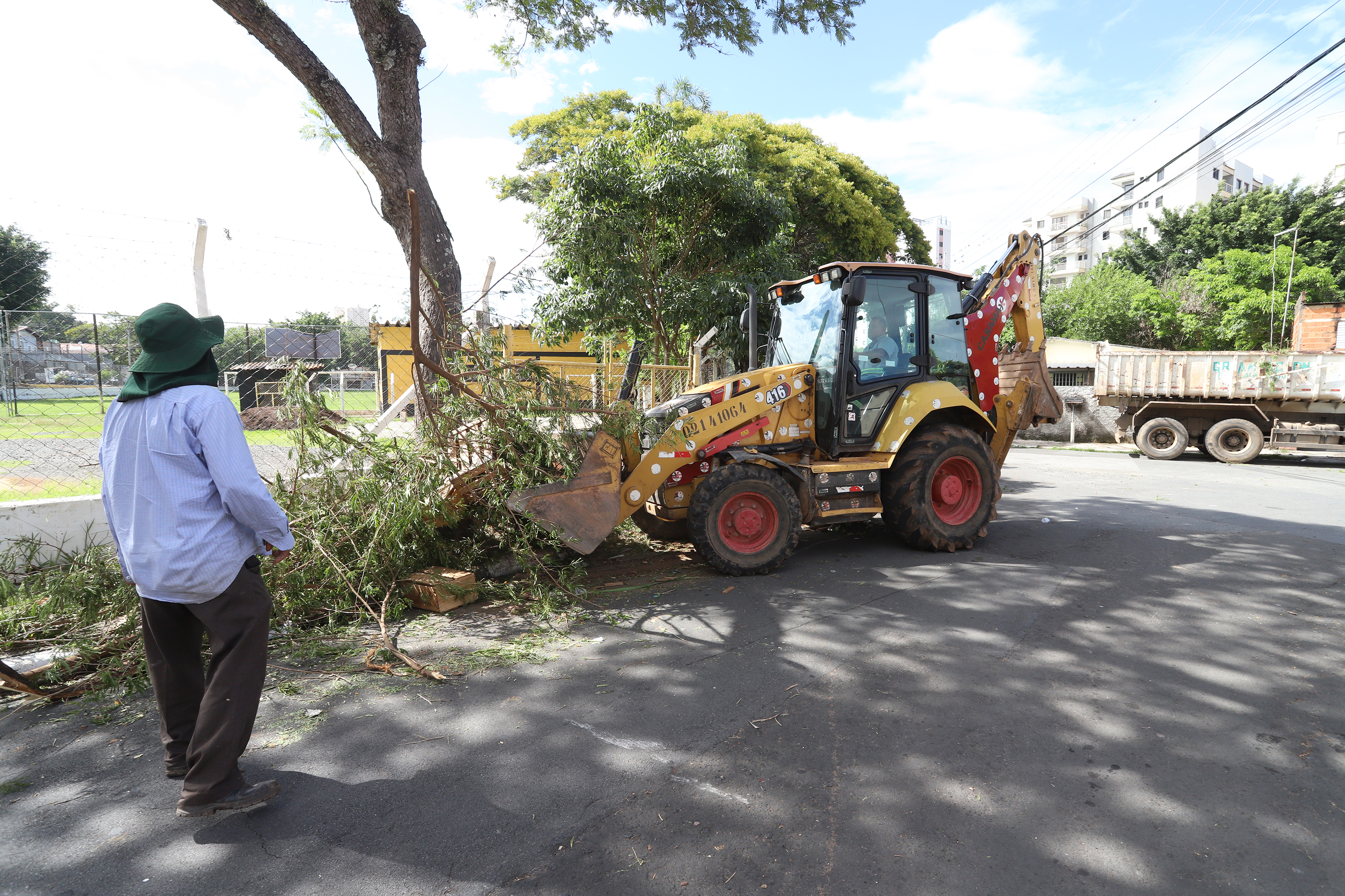 Equipe da AR 2 utilizou maquinário para o serviço 