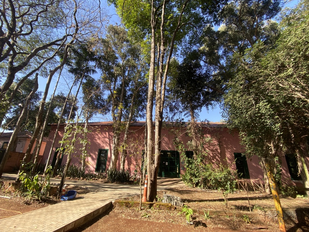 Local possui espaço com árvores para a convivência e integração dos participantes