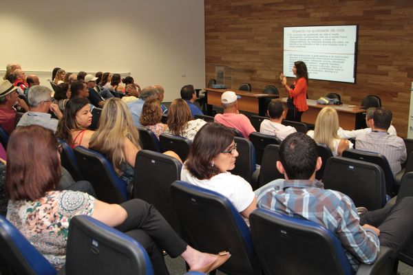 Neurologista Heloísa Helena Ruocco ministrou palestra nesta sexta-feira