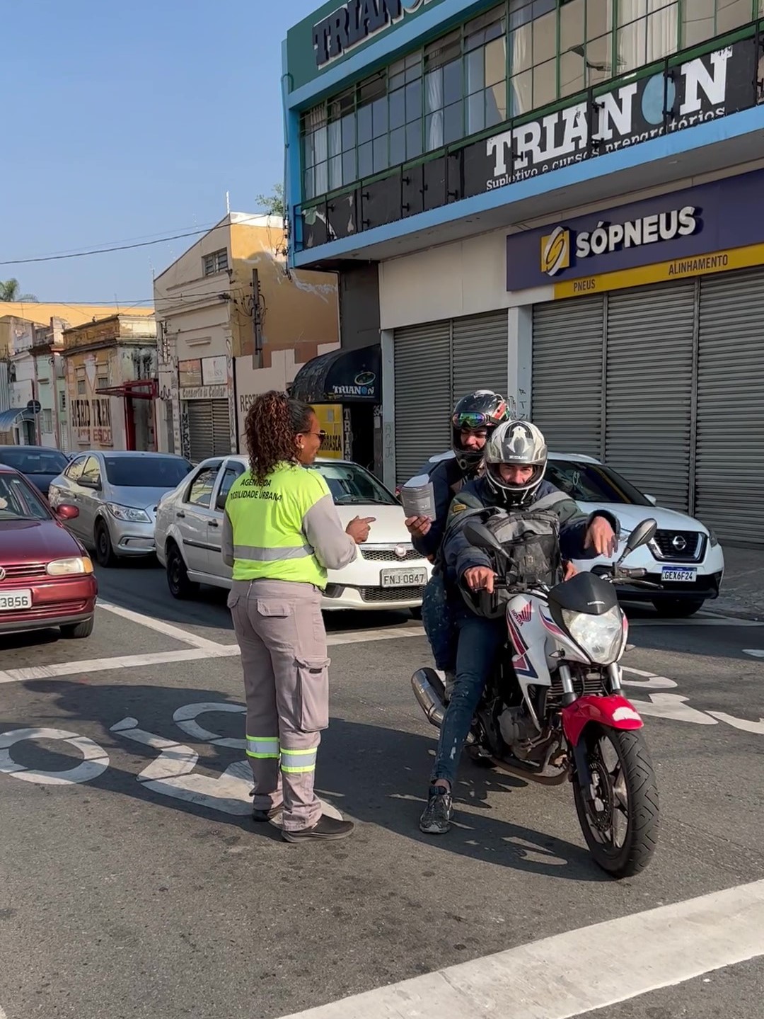 Agente da Emdec aborda motociclista para ação educativa