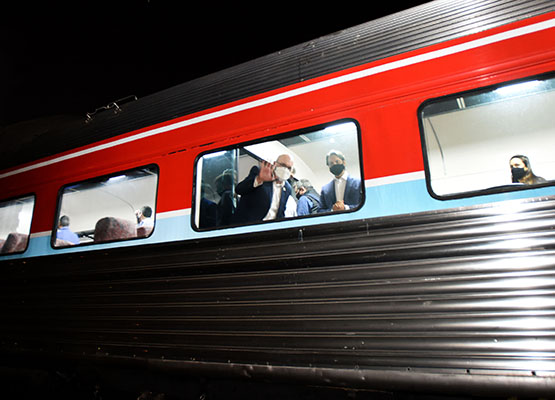 Prefeito na janela da Litorina