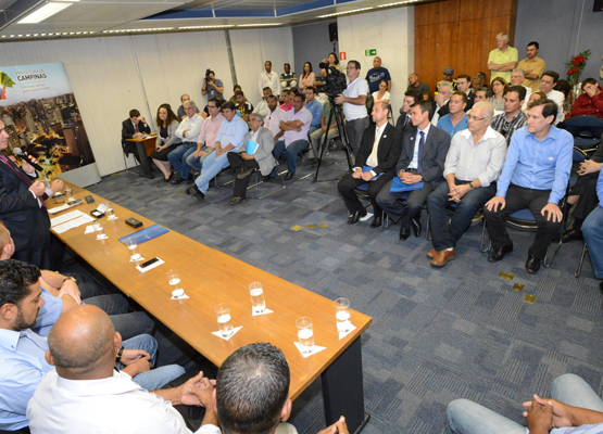 Público e autoridades presentes