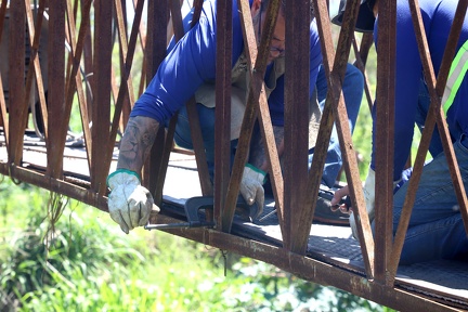 As equipes fazem a fixação das novas placas metálicas