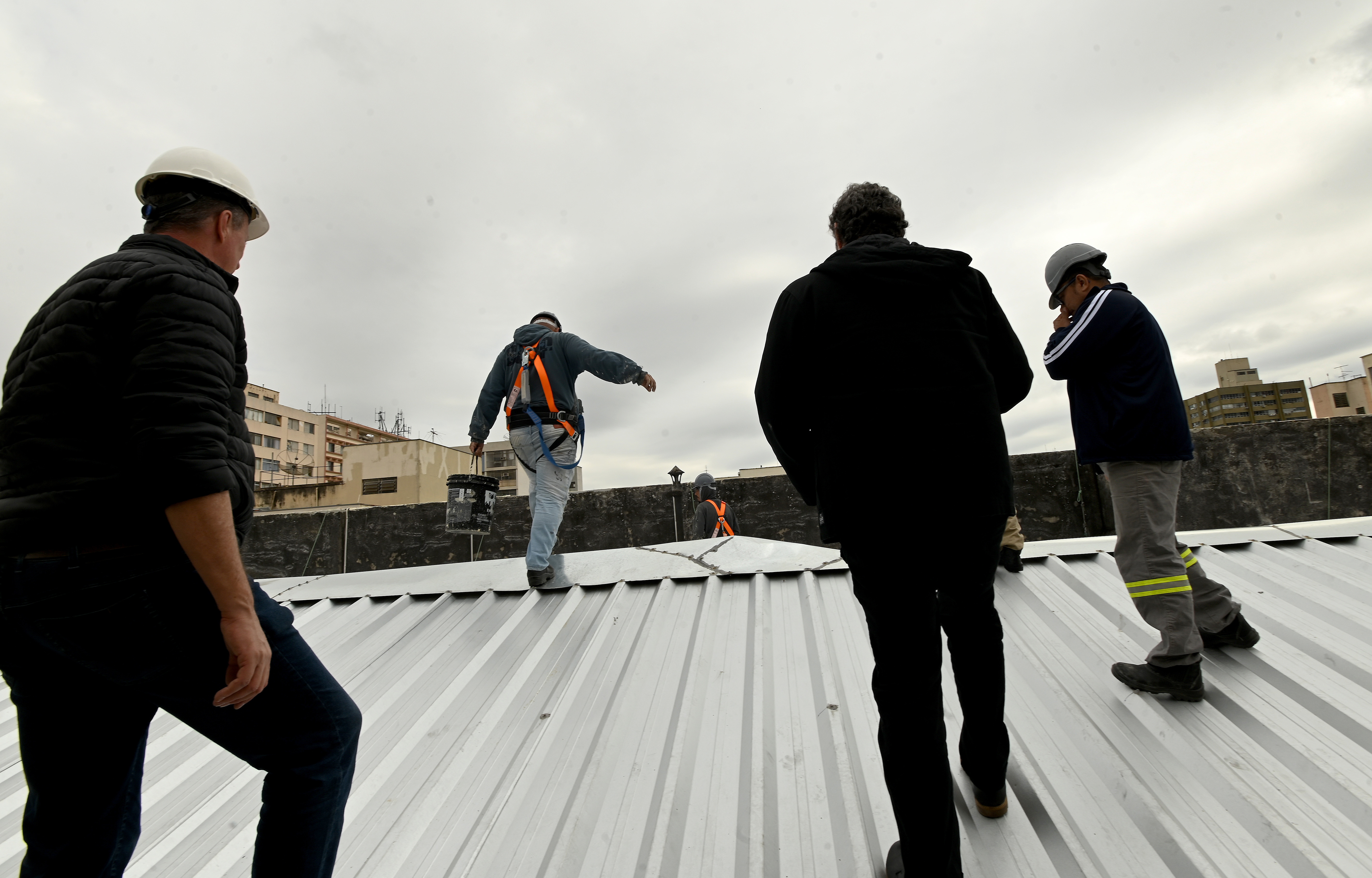 Trabalho começou a partir do telhado do prédio