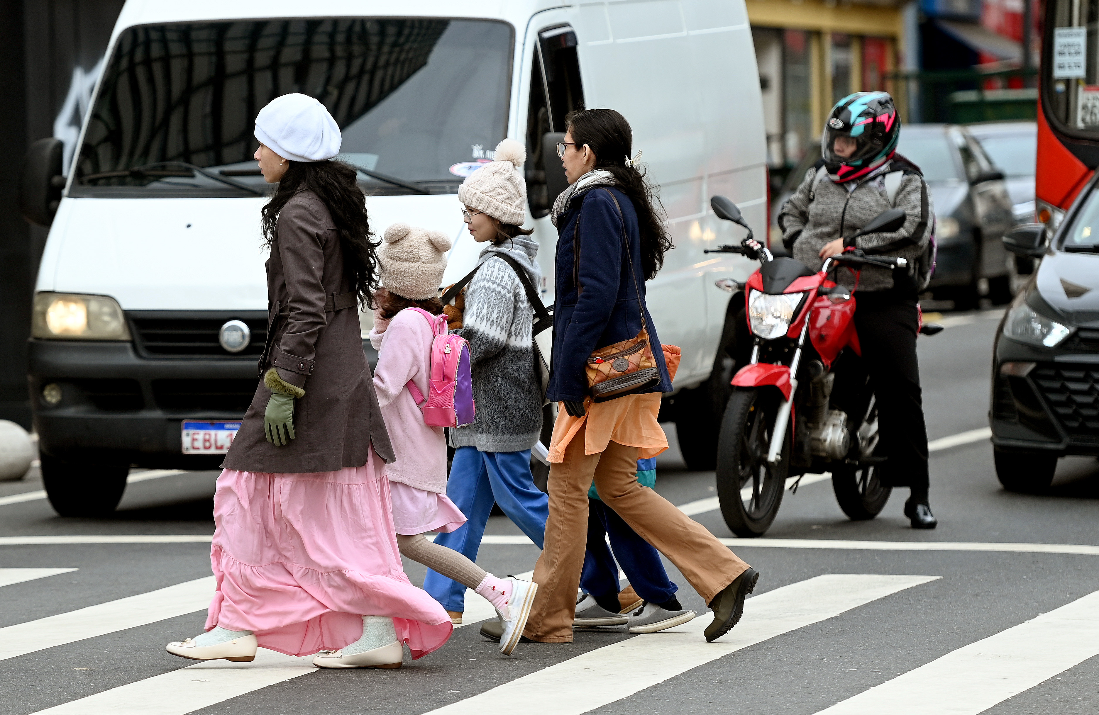 No frio, é importante manter as crianças bem agasalhadas 