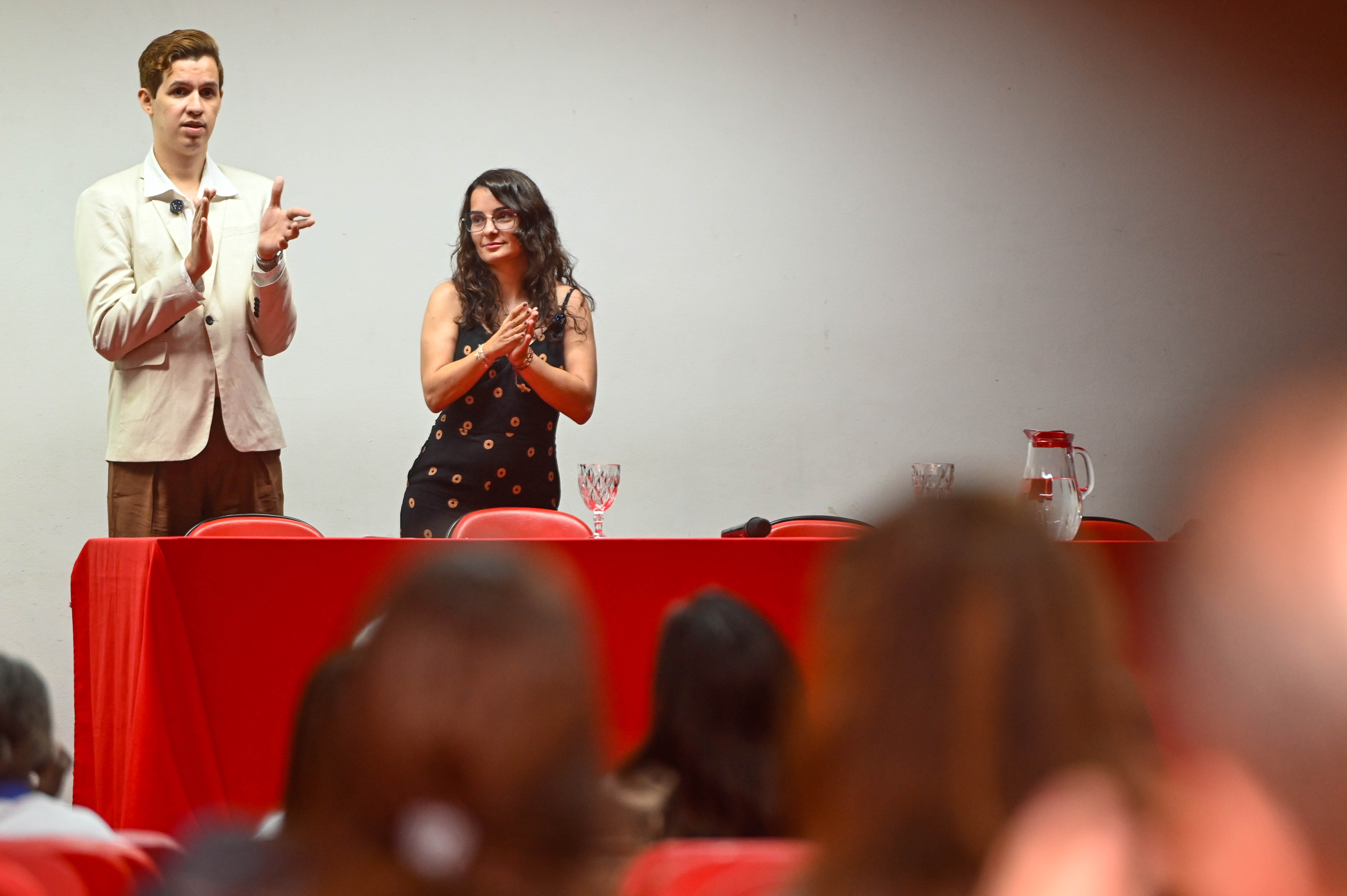 Relatos de Ítalo Fernandes e Renata Costa reforçaram o papel da educação, do apoio familiar e das oportunidades na inclusão