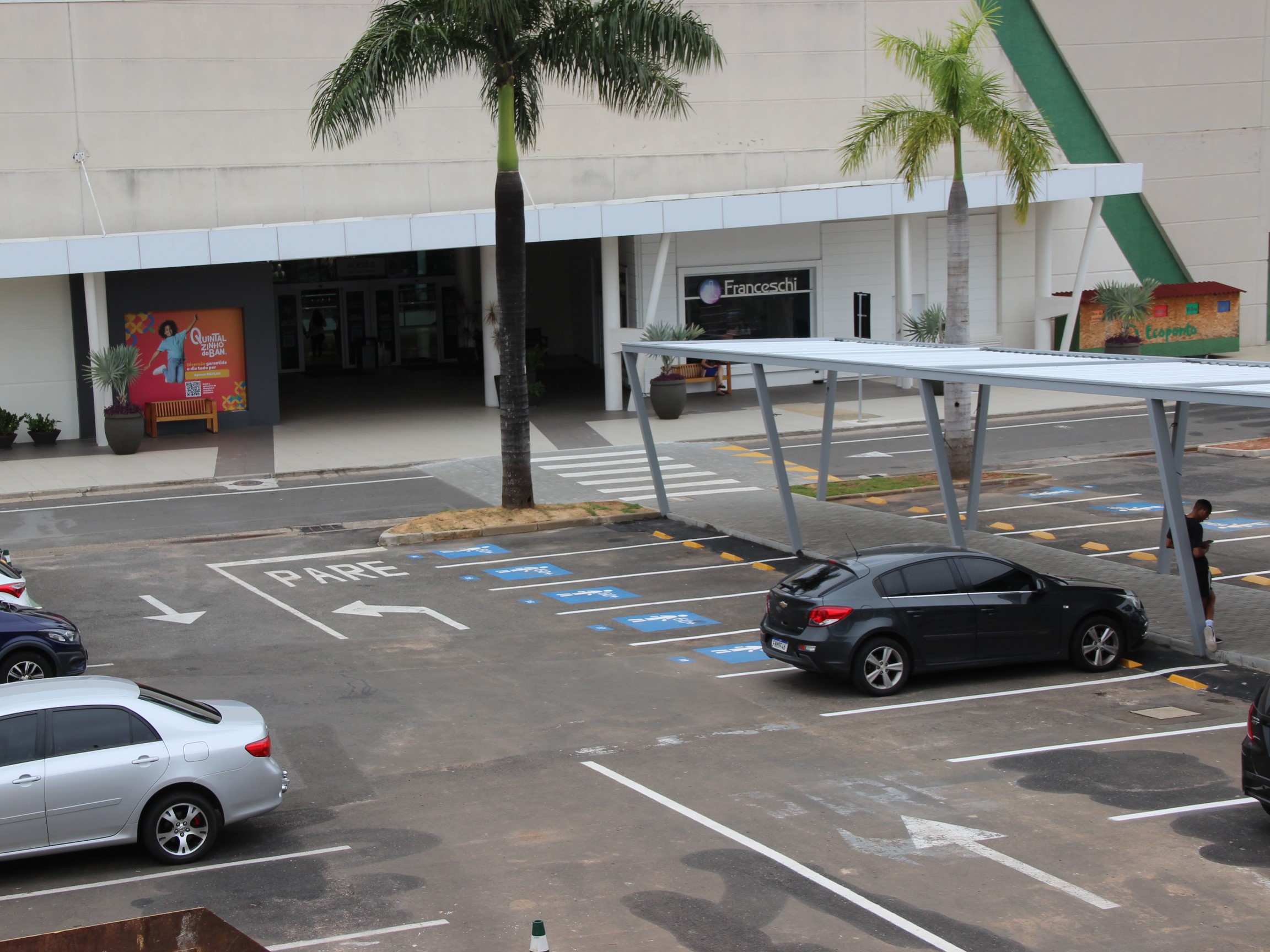 Centros de compras como os shoppings devem dispor das vagas, devidamente sinalizadas