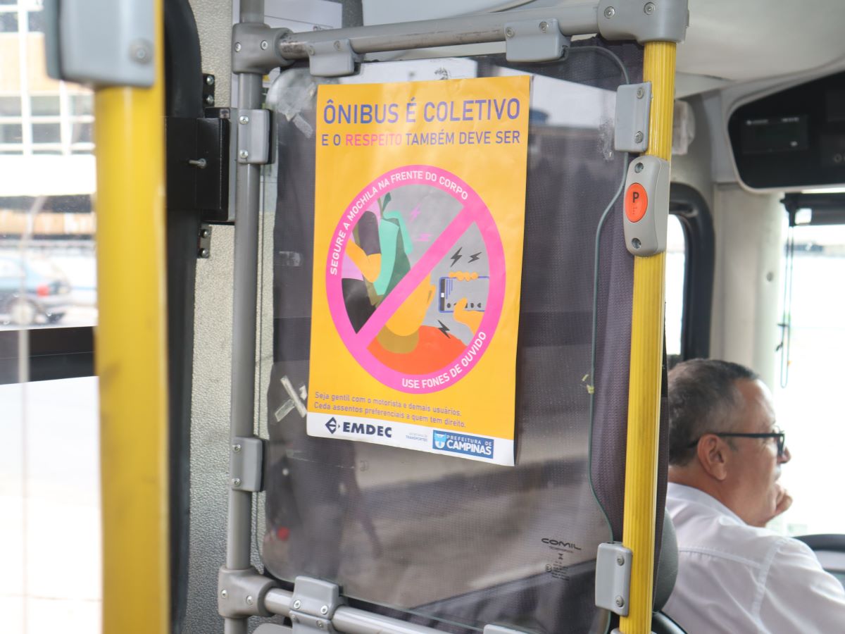 Cartazes lembram motoristas e passageiros que os ônibus e os terminais também são espaços para praticar o respeito ao próximo