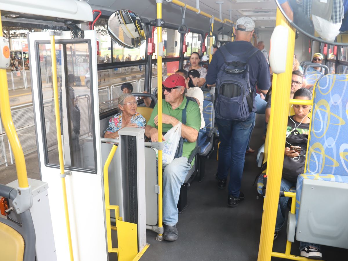 O indicado é colocar a mochila na frente do corpo para não incomodar os demais passageiros