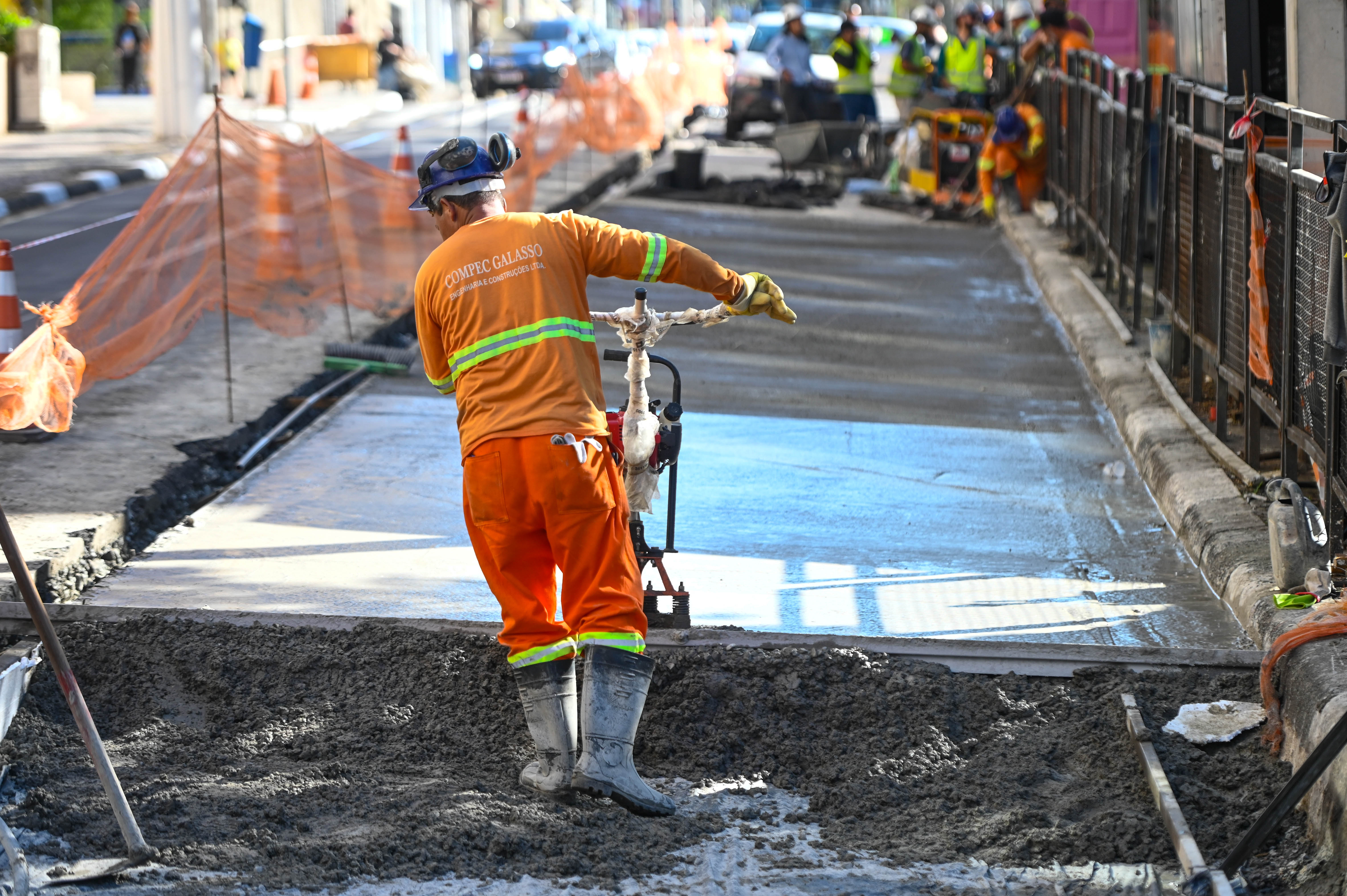 As obras de implantação de pavimento rígido no Corredor Central do BRT avançam em duas frentes no Centro de Campinas