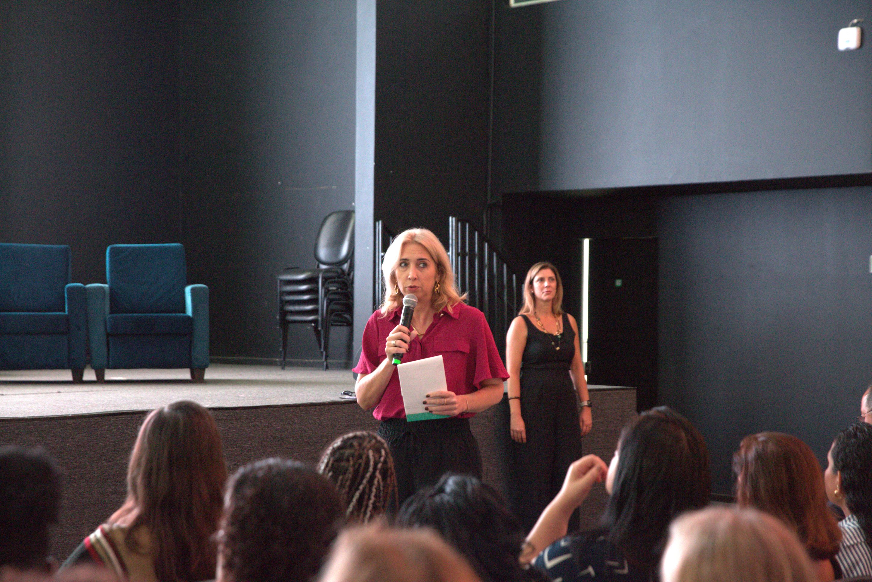 A secretária de Educação de Campinas, Patrícia Adolf Lutz, durante fala no encontro