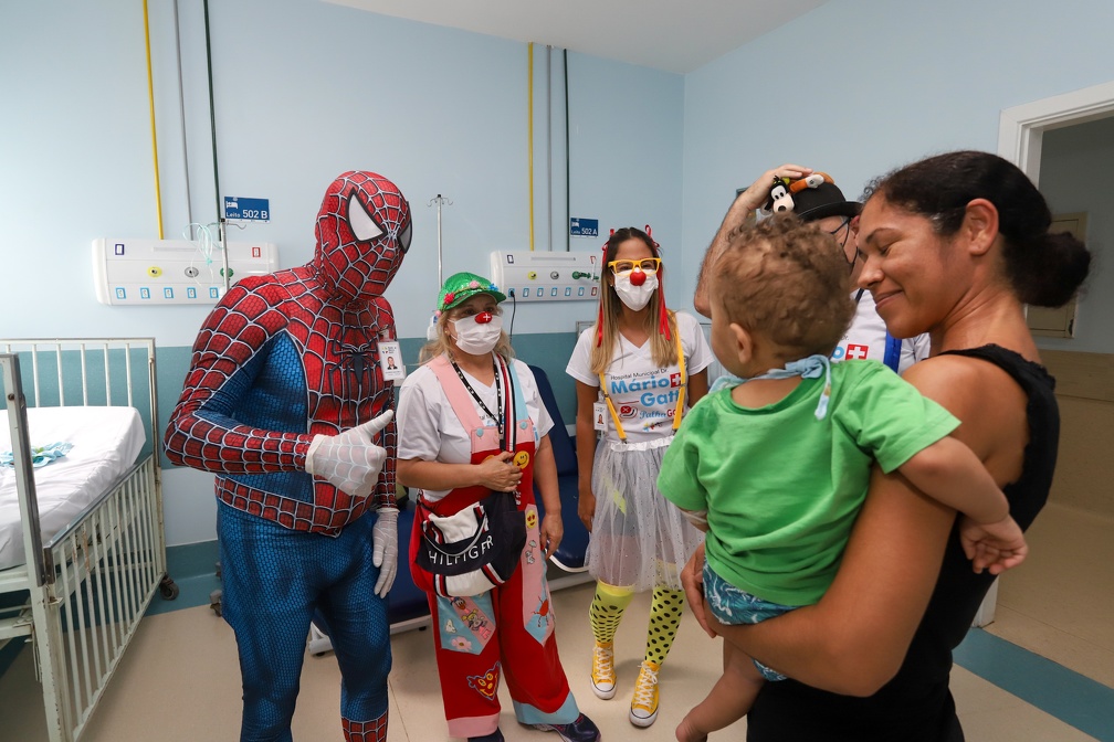 A visita de super-heróis é uma das atividades voluntárias que sempre faz sucesso entre as crianças