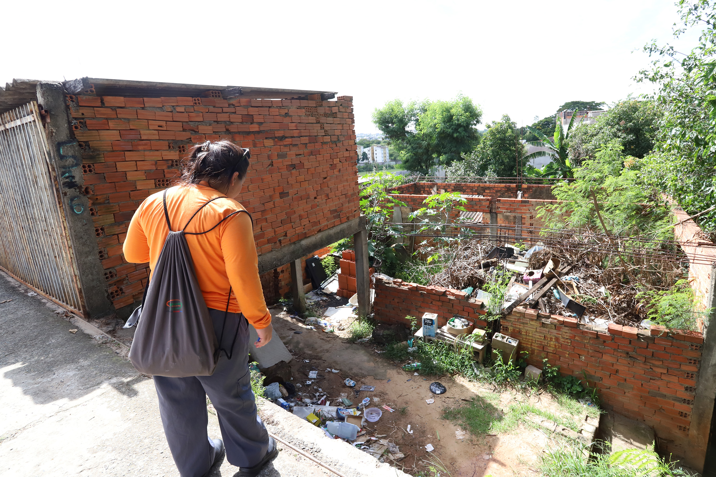 Equipes percorreram 16 bairros, visitaram 7.531 imóveis e retiraram 197 toneladas de resíduos.