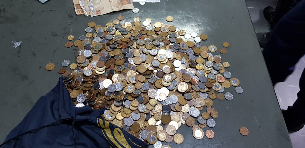 Guardas encontraram muitas moedas e notas de baixo valor...