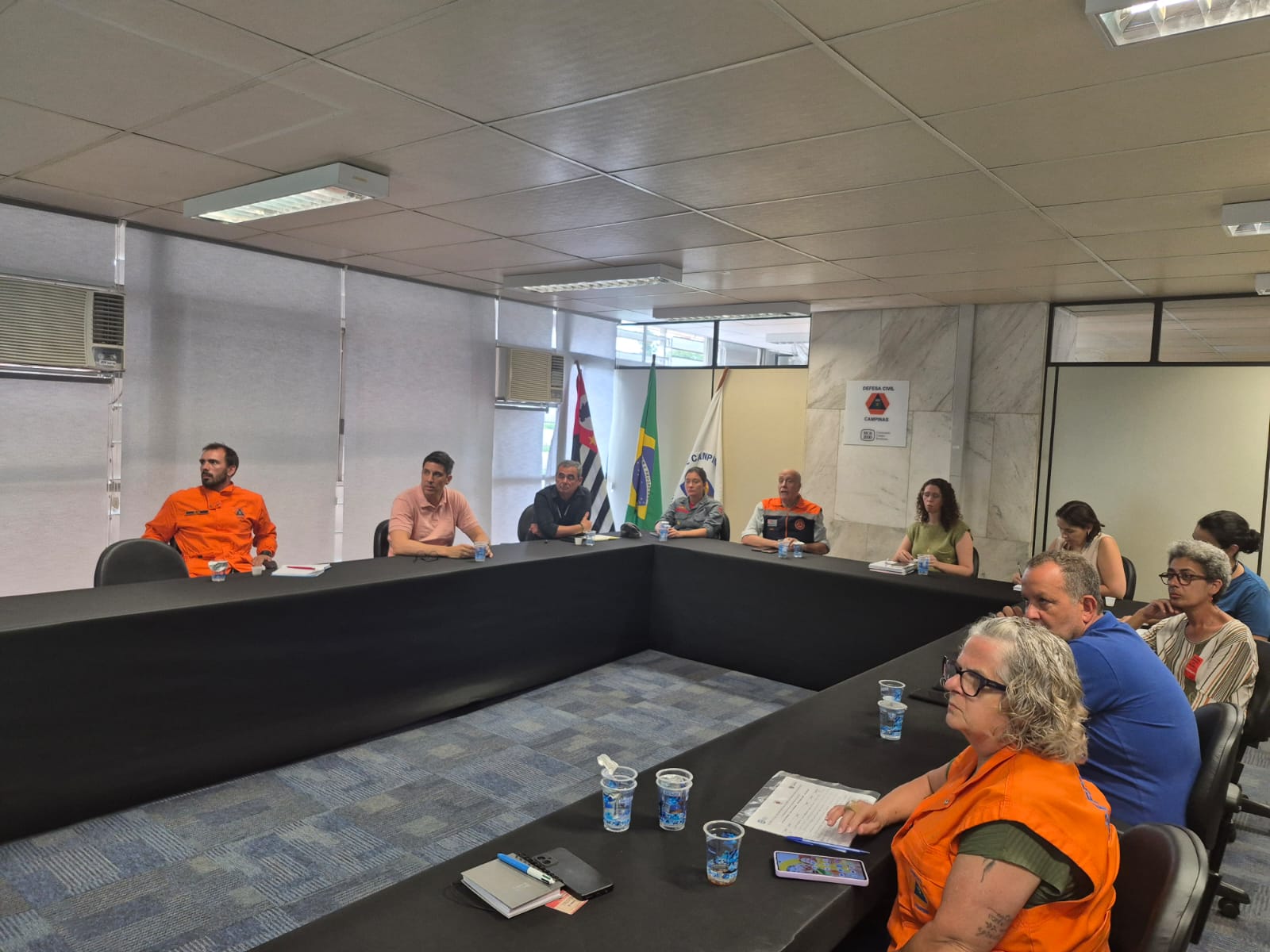 Reunião contou com representantes do Corpo de Bombeiros, CPFL e órgãos da Administração Municipal 