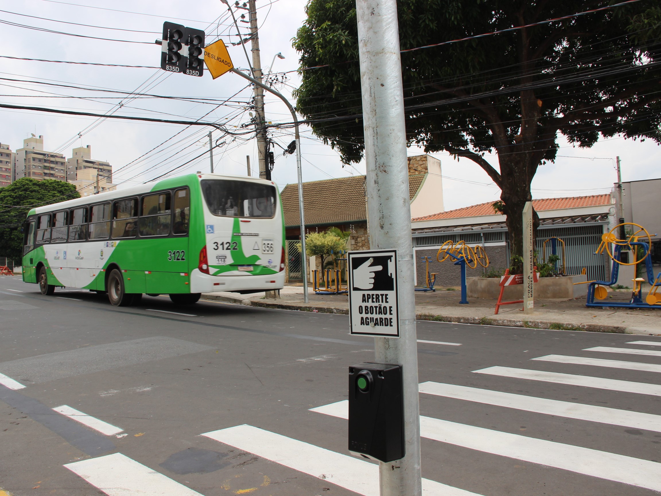 Novo semáforo fica em frente ao ponto de 14 linhas de ônibus