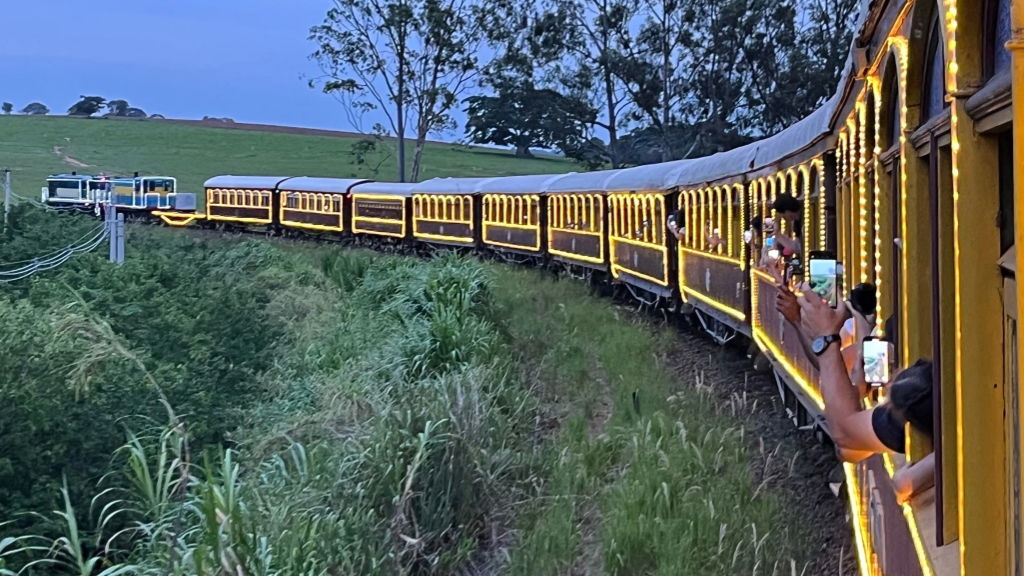 O clima de Natal toma conta dos vagões e das locomotivas completamente decoradas