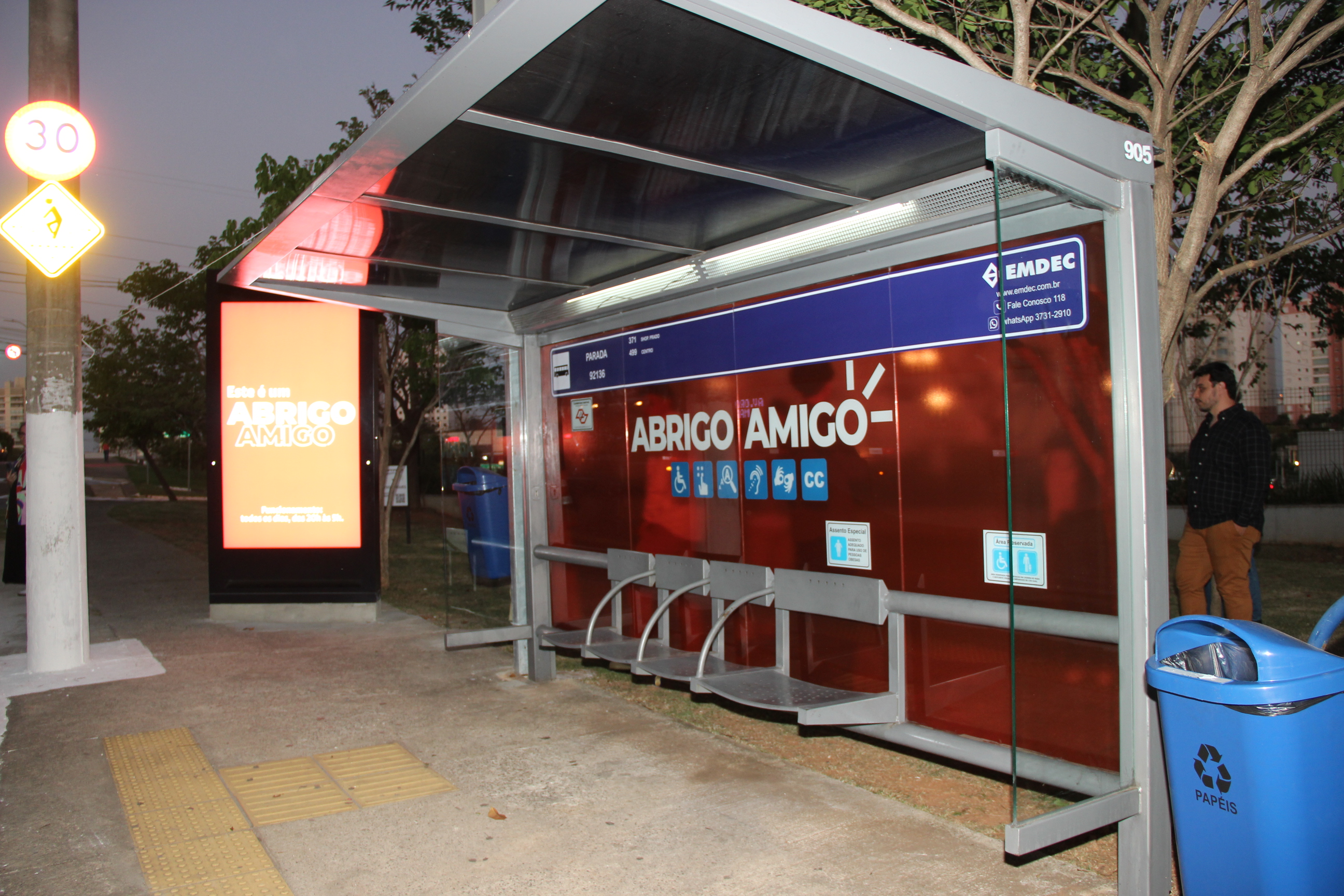 Os usuários podem ligar e ter companhia das atendentes das 20 às 5h, inclusive em Libras