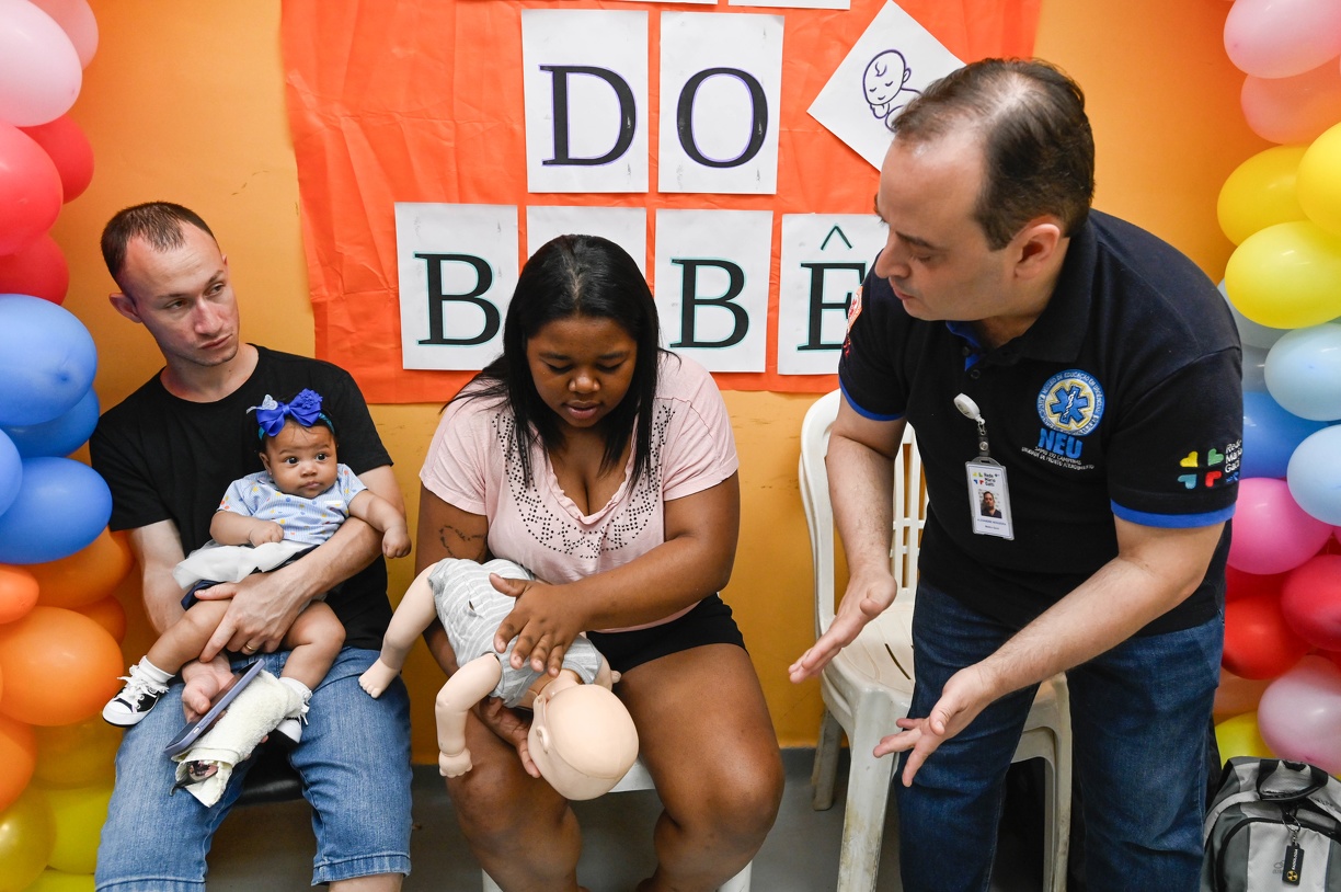 Aprender a manobra para fazer o desengasgo do bebê salva vidas