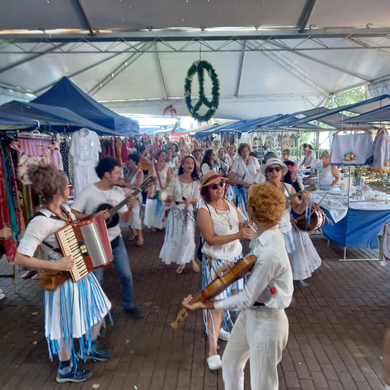 O Cantar das Janeiras é uma tradição difundida em Portugal, realizada no período que antecede o Ano Novo