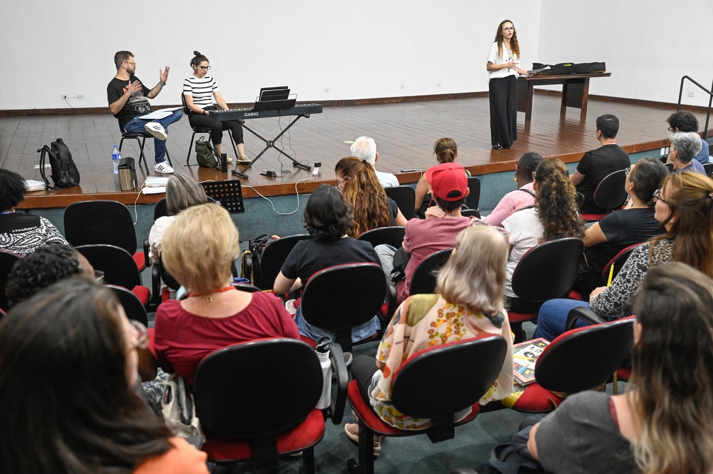 Os ensaios são acompanhados pela pianista Natália Spostes