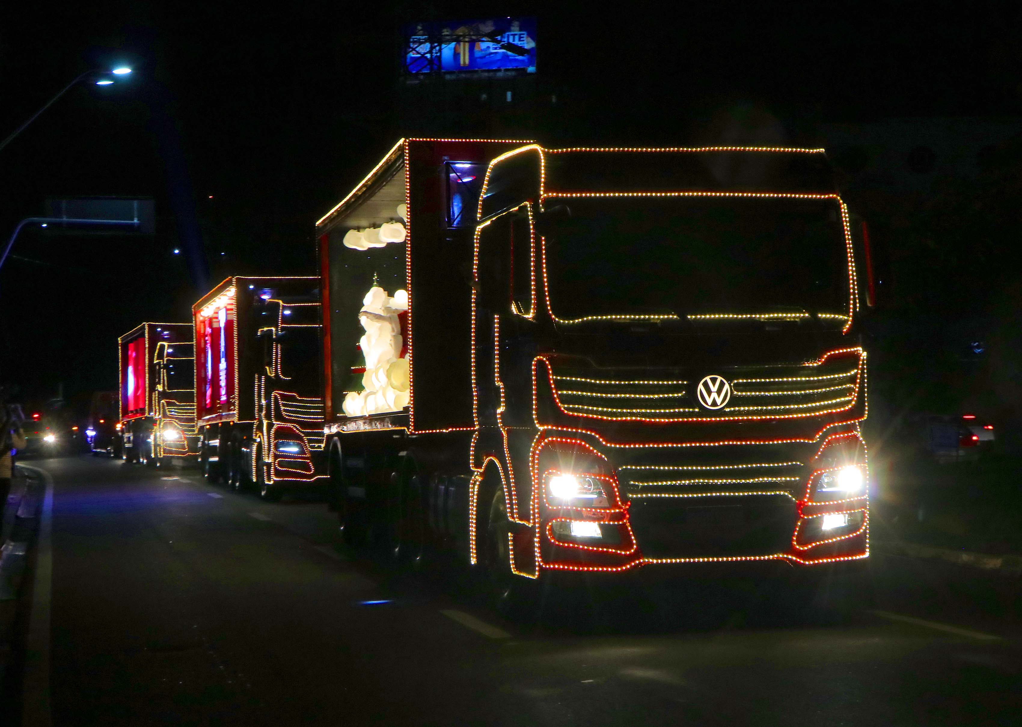 A caravana deste ano tem como tema “Pegue uma Coca-Cola e viva o Natal”
