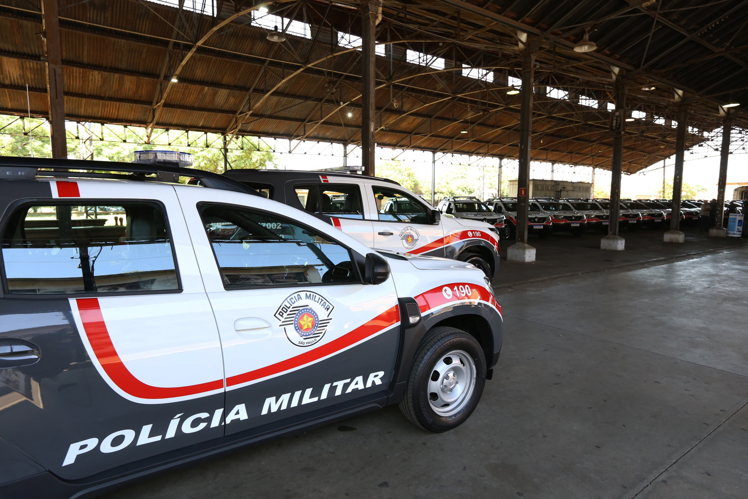 São 24 viaturas modelo Renaut Duster e 1 viatura modelo Chevrolet Trailblazer