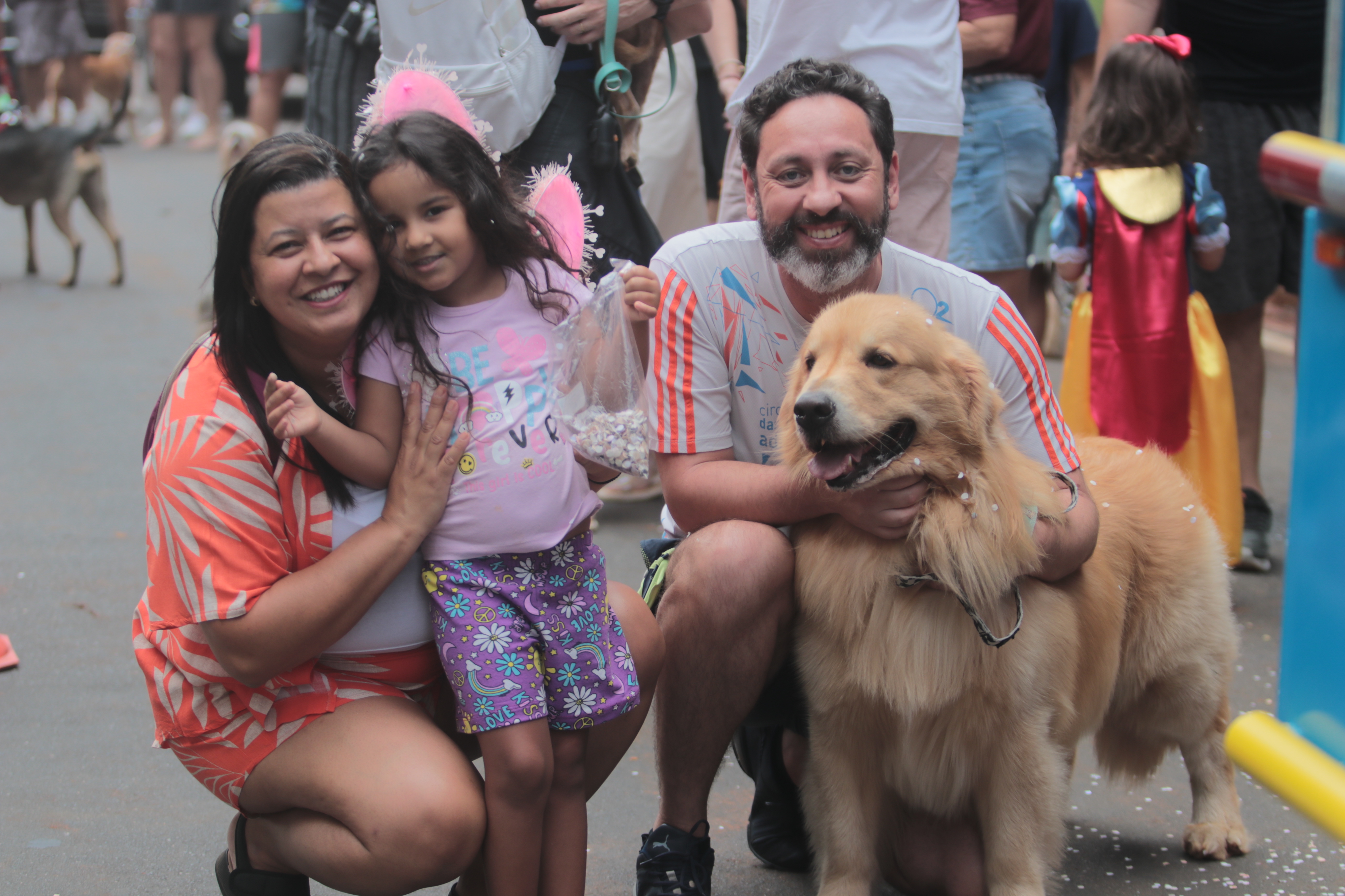 Pais, responsáveis e crianças compartilham a festa que valoriza fantasias, brincadeiras e música