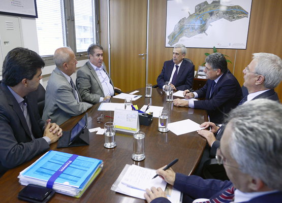 Prefeito Jonas em reunião com secretário de Recursos Hídricos