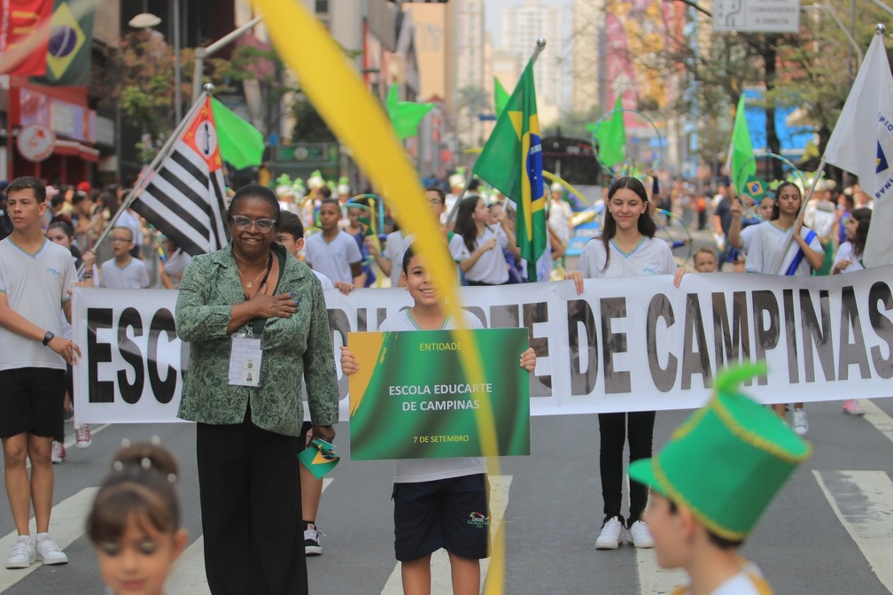 Como em anos anteriores, as escolas estarão presentes no desfile