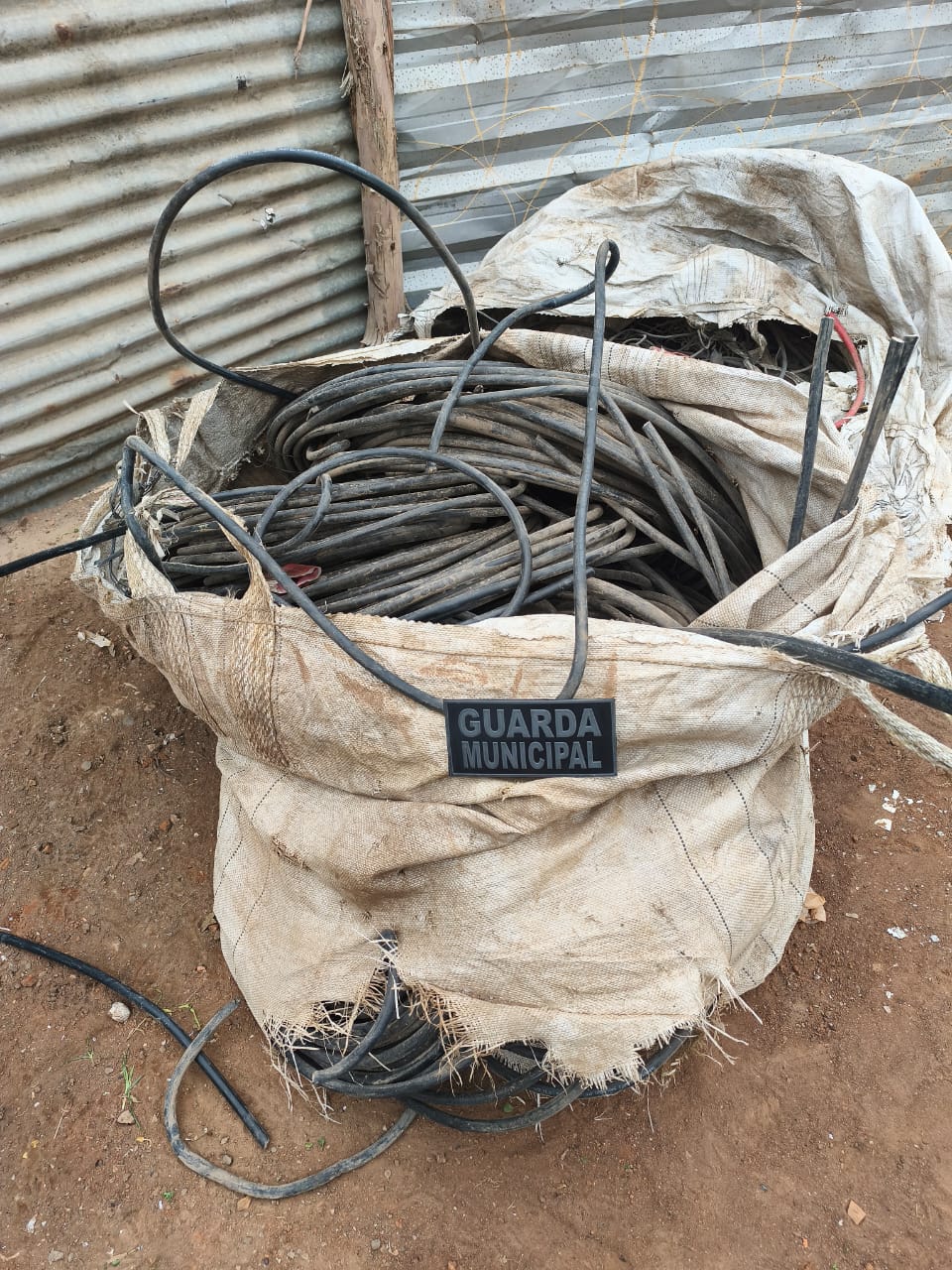 O combate aos receptadores também reduz o número de furtos dos fios de cobre, prática que prejudica serviços como iluminação pública, telecomunicações e transporte.