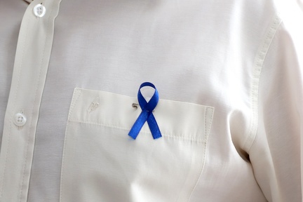 O laço azul é símbolo da campanha e lembrete da importância do cuidado com a saúde masculina