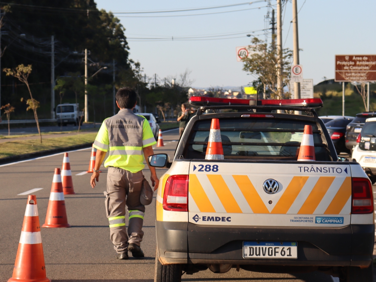 Trabalho da Emdec começa de madrugada com a reserva de vagas para liberar as vias no entorno do clube