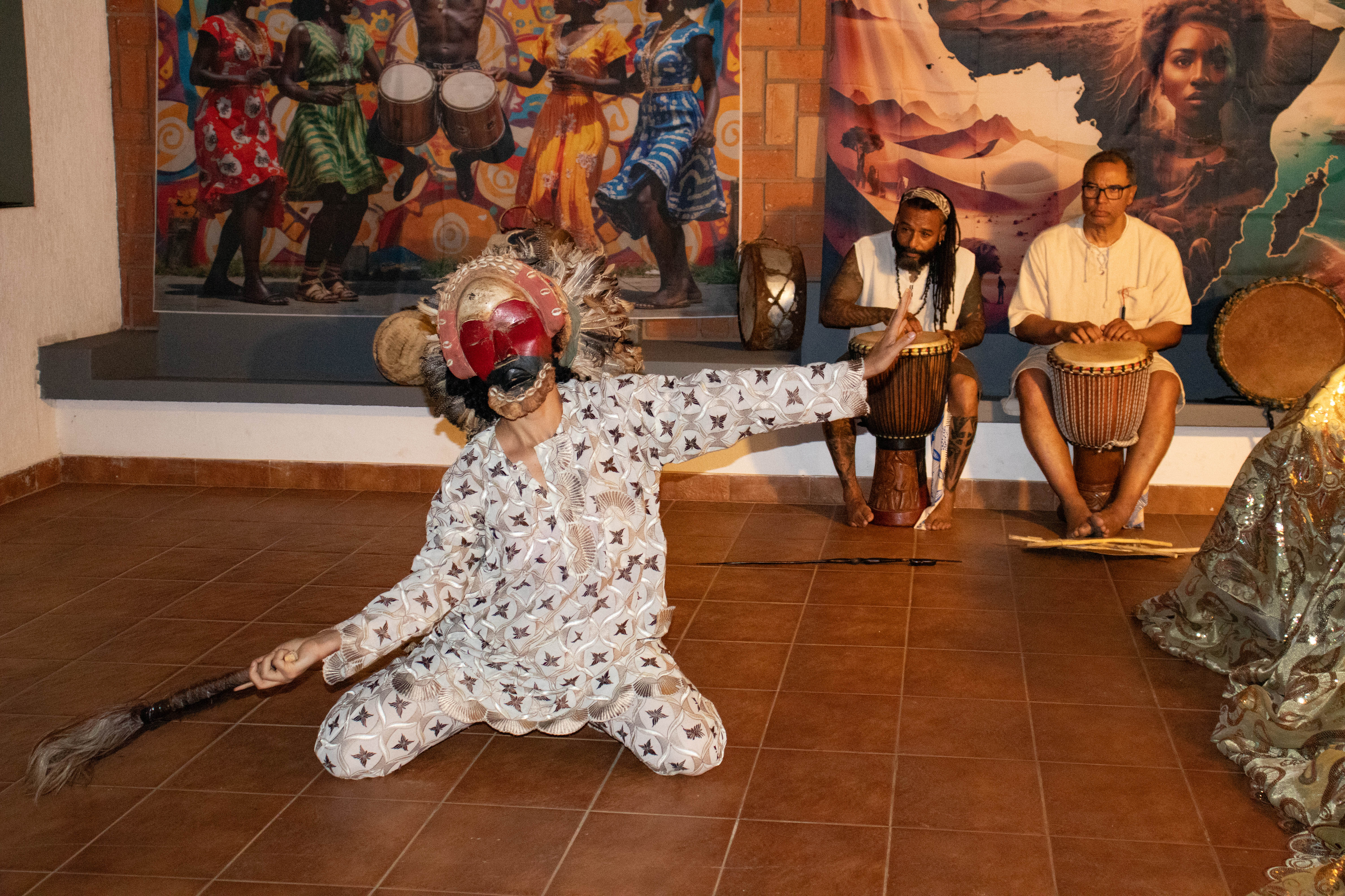 Apresentado em diversos eventos culturais, “Máscaras que Curam” é um obra de forte impacto visual e emocional