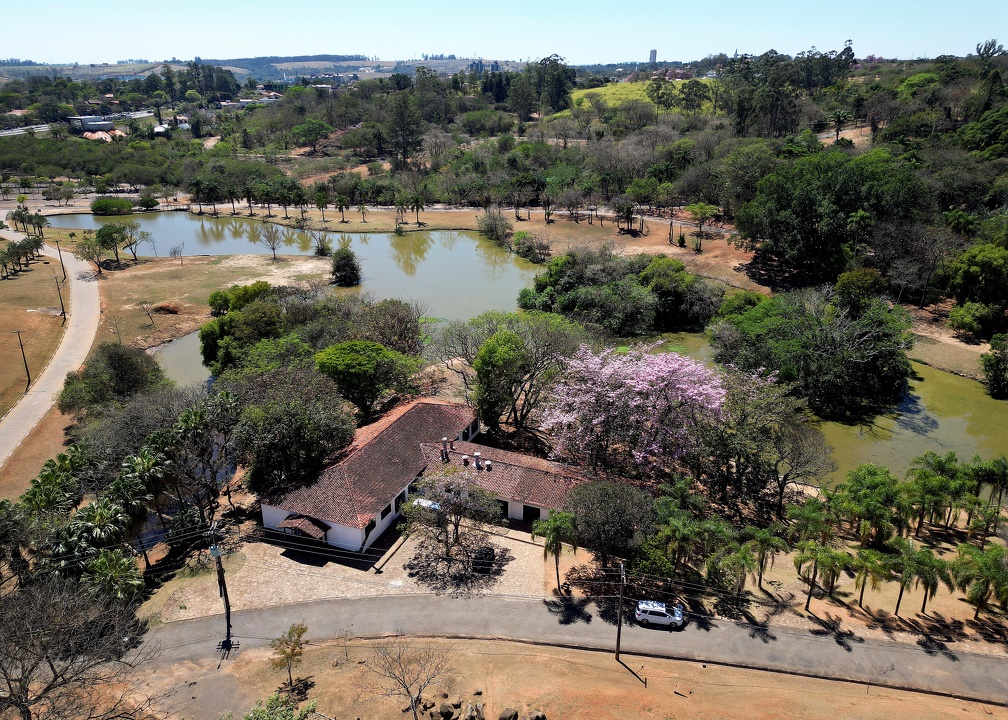 Parque possui lagoas, pistas de caminhadas, parques e quadras 