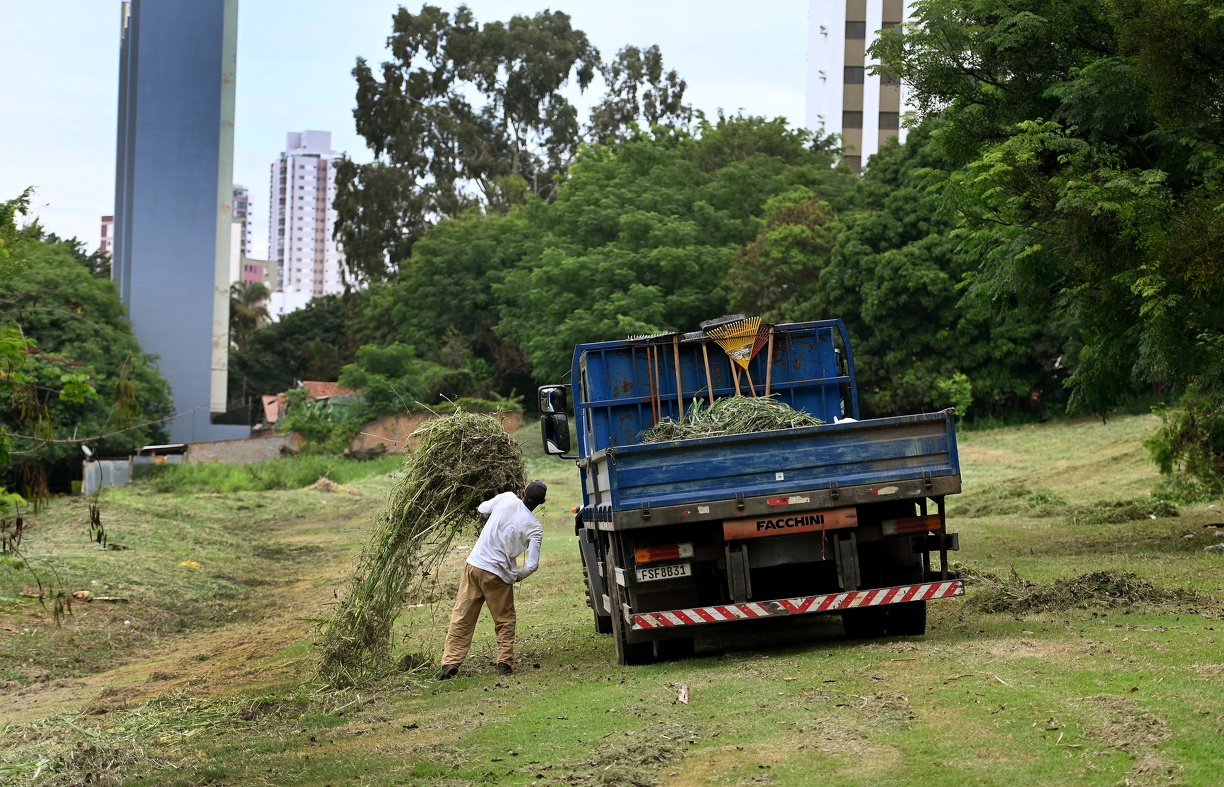 Limpeza de áreas verdes, margens e encostas de córregos é fundamental para evitar que resíduos desçam para o leito 