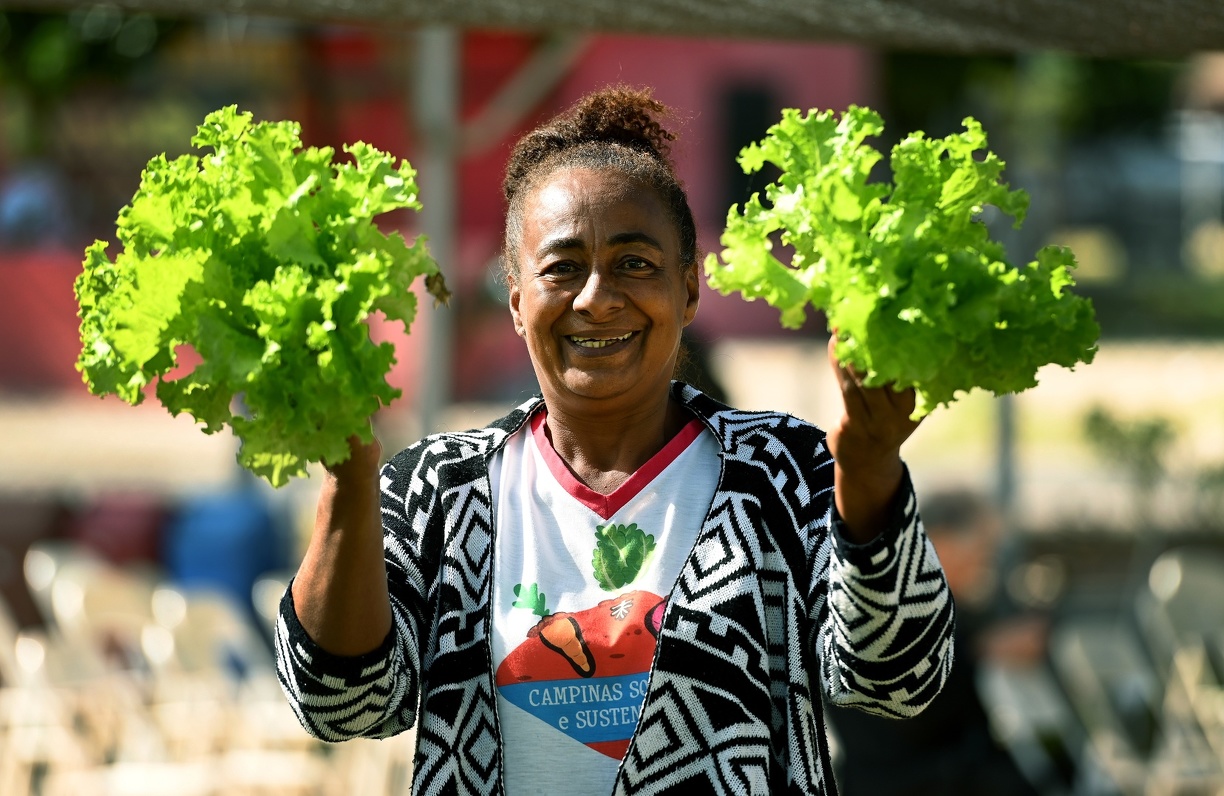 Além de alimentos, com 160 variedades cultivadas, o plantio também funciona como terapia e proporciona sensação de pertencimento