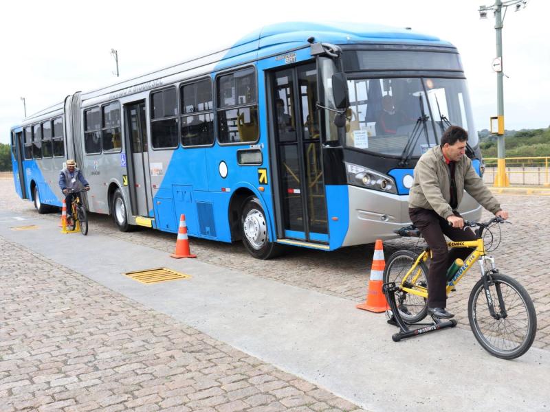 Simulações com veículos e motos reforçam o perigo representado pelo ponto cego