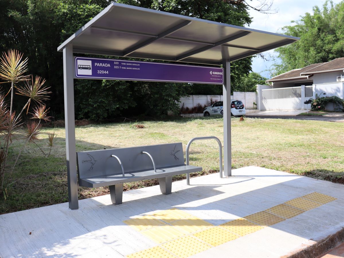 Os novos abrigos substituíram pontos de embarque antes demarcados por pontaletes