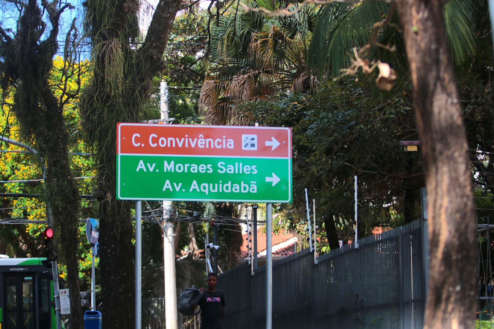 Letreiros indicativos marrons integram o sistema de sinalização turística viária