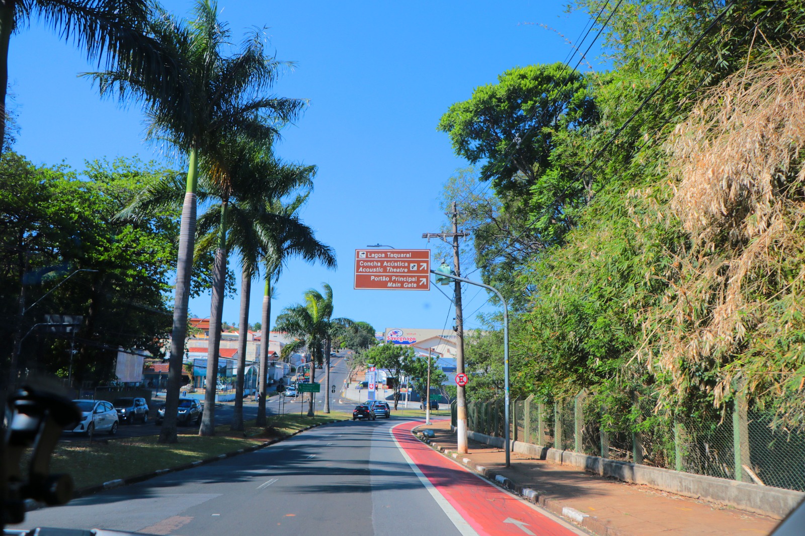 Placas orientam motoristas e pedestres e valorizam os atrativos da cidade, como a Lagoa do Taquaral