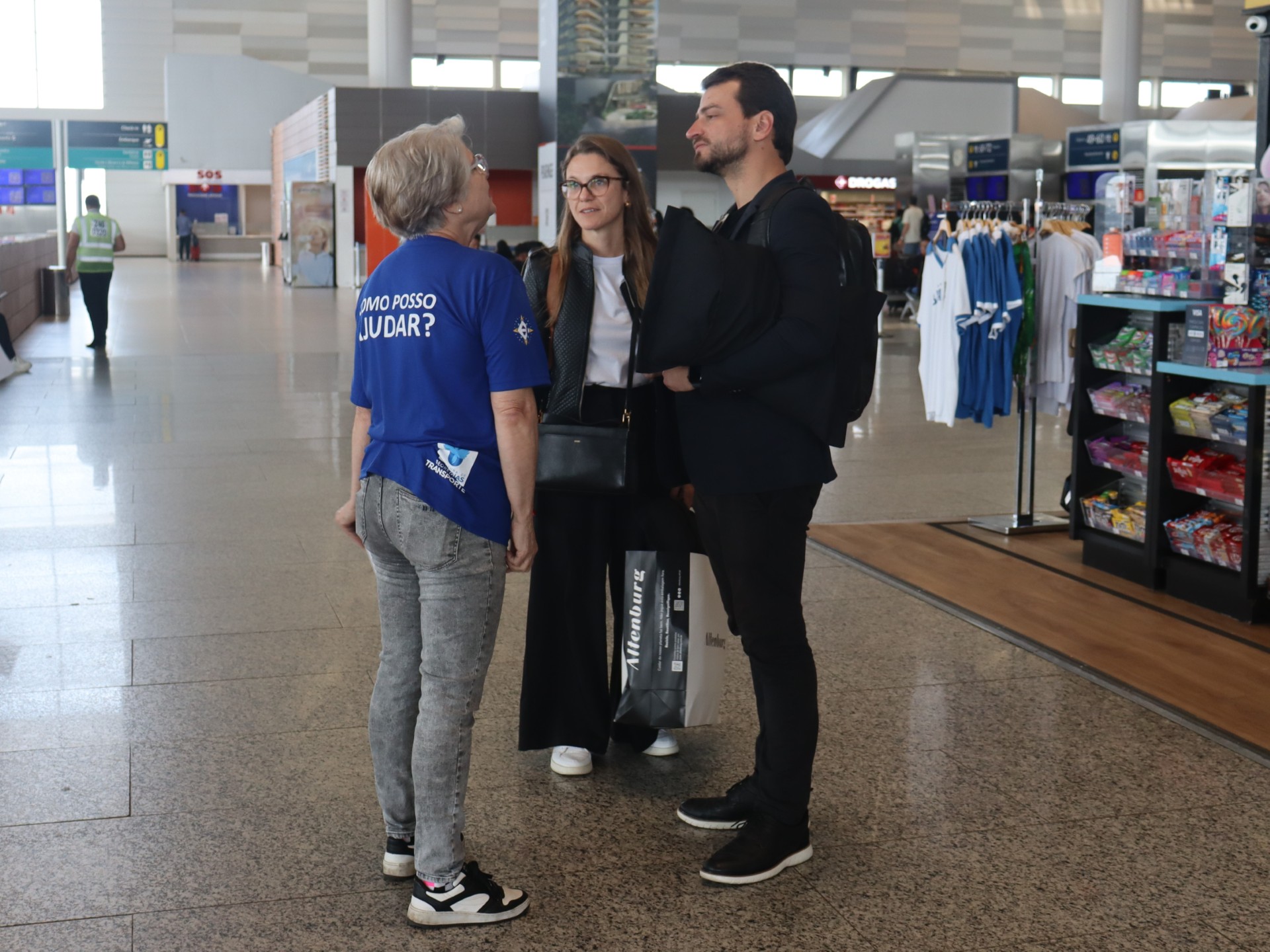 Os viajantes Franciele Brandão e Luiz Gustavo Helfenstein foram orientados sobre transporte clandestino