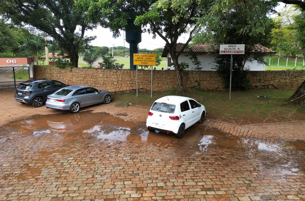 No antigo Kartódromo, há placas alertando motoristas sobre os riscos de enchentes