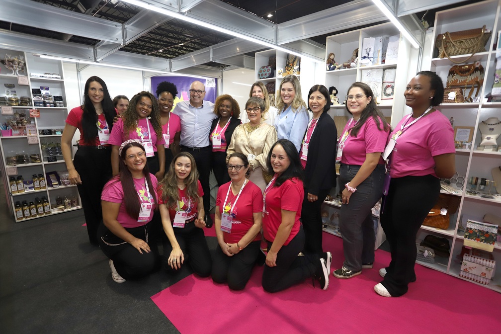 Dário visitou estandes, tirou fotos com artesãs e falou sobre a importância de iniciativas como essa para a cidade