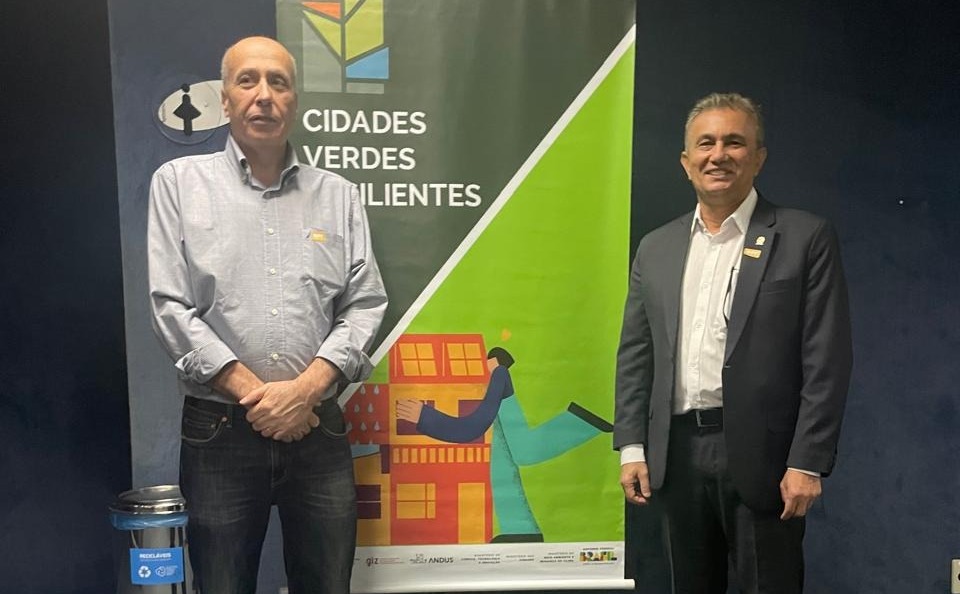  Secretário Braz Adegas Júnior (à direita) e o diretor da Defesa Civil de Campinas, Sidnei Furtado, representam a cidade no seminário