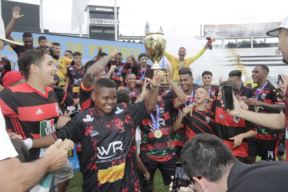 Equipe do Santa Mônica fez a festa no gramado do estádio Moisés Lucarelli