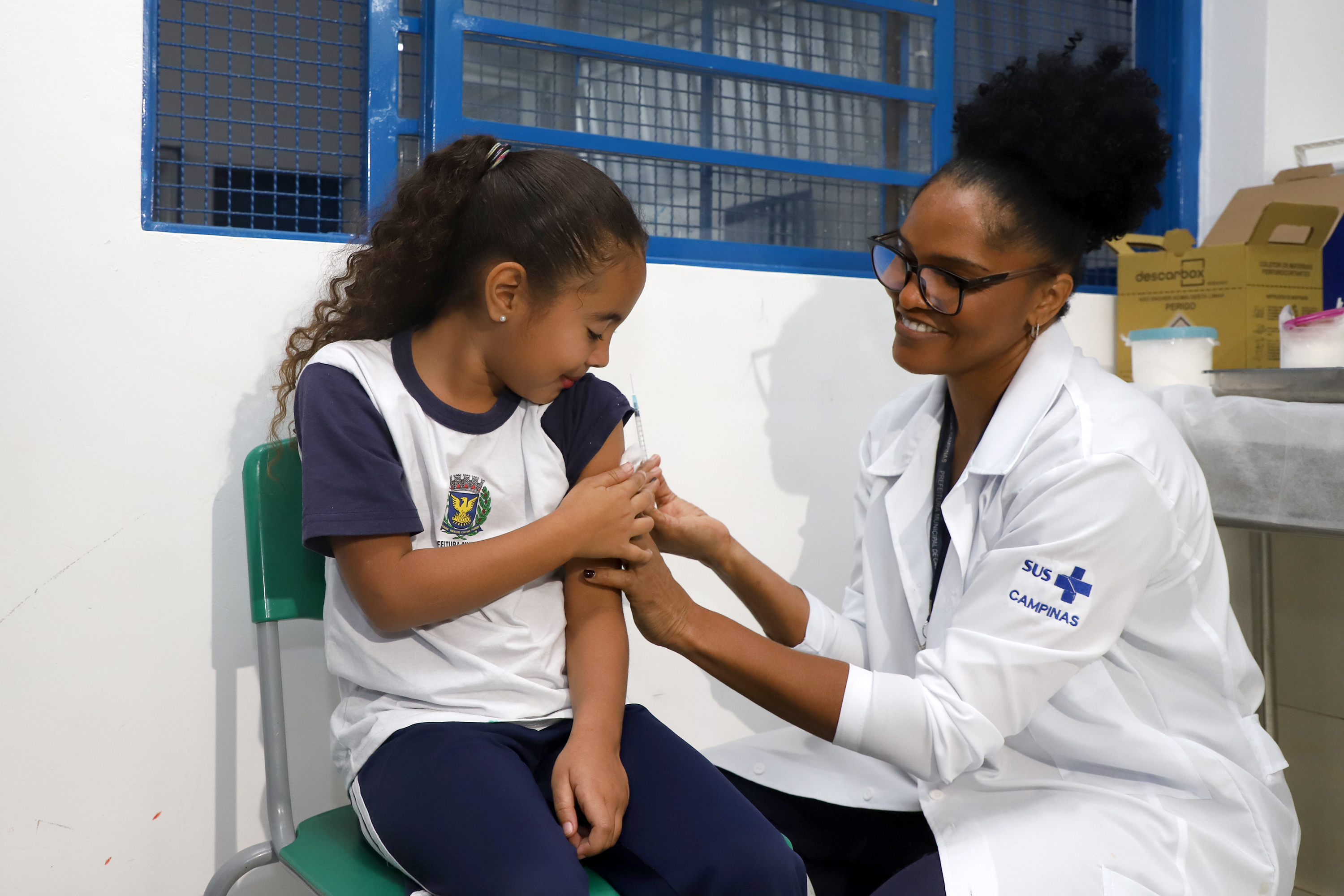 Campanha multivacinação tem o primeiro dia de ações nas escolas nesta terça, 4 de agosto;  além das crianças, funcionários da escola e pais ou acompanhantes também são imunizados