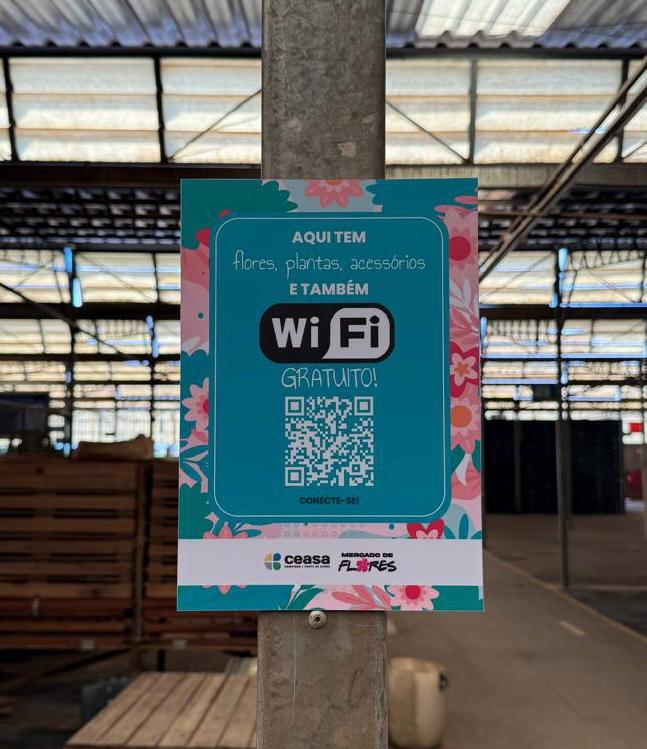 Placas com o QR Code de acesso estão espalhadas por todo o Mercado de Flores