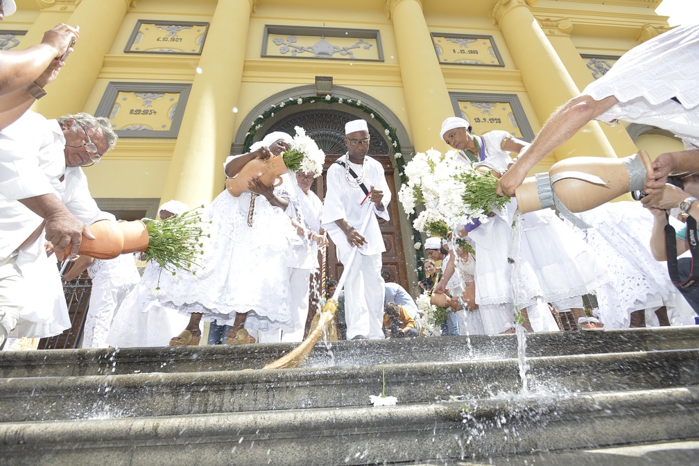 Lavagem da escadaria da Catedral Metropolitana é símbolo de resistência, espiritualidade e cultura afro-brasileira