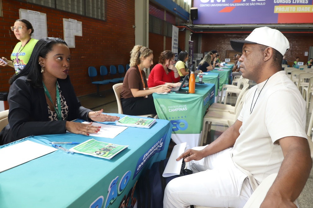 Feirões oferecem oportunidade de emprego, beneficiando empresas e cidadãos em busca de colocação no mercado de trabalho